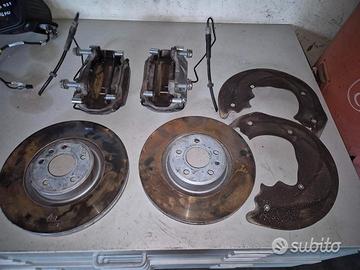 Kit Freni Anteriori 4 Pompanti Per Audi A4 - A5 B9