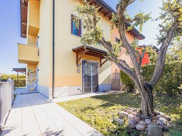 VILLA A SCHIERA D'ANGOLO A VILLAFRANCA DI VERONA