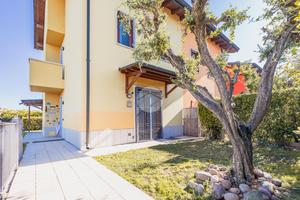 VILLA A SCHIERA D'ANGOLO A VILLAFRANCA DI VERONA