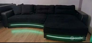 divano con led bluetooth e casse audio 