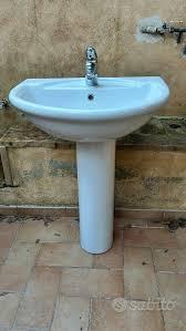 Lavabo con piantana e miscelatore