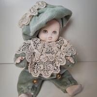 bambola in porcellana dipinta a mano