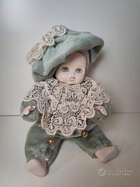 bambola in porcellana dipinta a mano