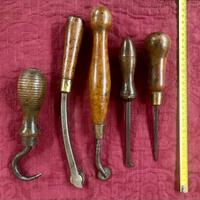 Attrezzi antichi  da sellaio -pellame