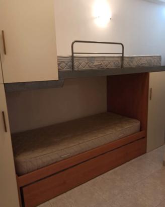 Cameretta tre posti letto compresa di armadi 