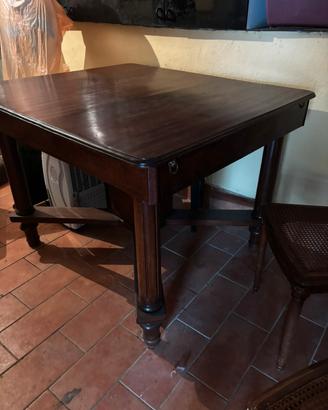 Tavolo in legno con sedie zona Cerveteri