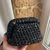Pochette Nera Oro: Eleganza Fatta a Mano