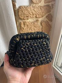Pochette Nera Oro: Eleganza Fatta a Mano