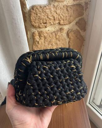 Pochette Nera Oro: Eleganza Fatta a Mano