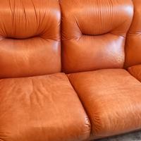 Divano in pelle e poltrone