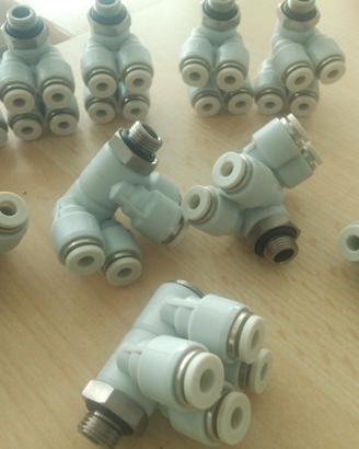 raccordo quadruplo 1/8 tubo 4