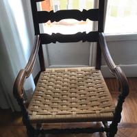 Antica poltrona impagliata con braccioli del 1800