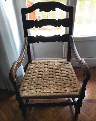 Antica poltrona impagliata con braccioli del 1800