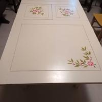 Tavolo avorio con fiori