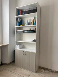 Libreria con contenitore