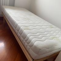 Struttura letto con doghe e materasso