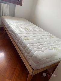 Struttura letto con doghe e materasso