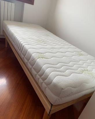 Struttura letto con doghe e materasso