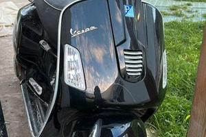 vespa 125 con bauletto e paravento