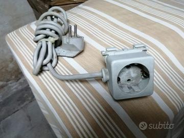 prolunga elettrica con spina e presa Schuko.