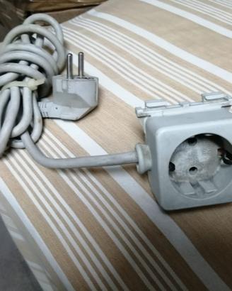 prolunga elettrica con spina e presa Schuko.