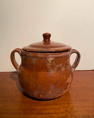 Antica pentola in terracotta con coperchio