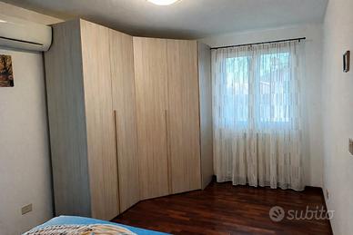 Armadio angolare grande – buone condizioni