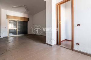 GORLA MINORE - NEGOZIO con VETRINA da PERSONALIZZA