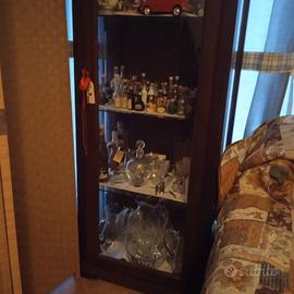 vetrinetta completa di oggetti vari mignon  bottig