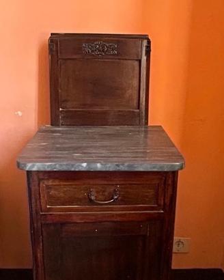 Coppia di comodini antichi in legno