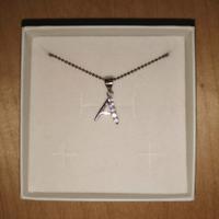 Collana con lettera in argento.