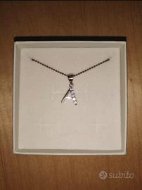 Collana con lettera in argento.