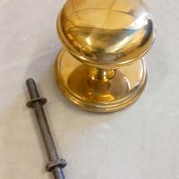 pomolo in ottone lucido con placca 