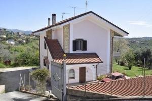 Villa di 250 m² con più di 5 locali e box auto a S