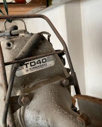 decespugliatore a scoppio con motore Kawasaki TD40