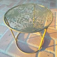 Elegante tavolino rotondo con un design traforato 