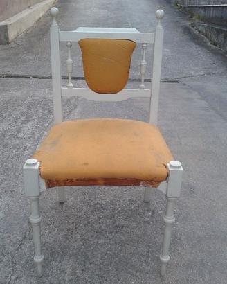 Antica sedia in legno colorato