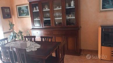 Elegante sala da pranzo completa in legno