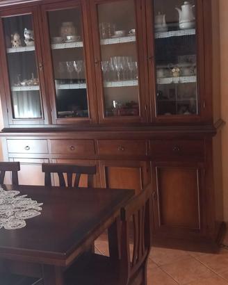 Elegante sala da pranzo completa in legno