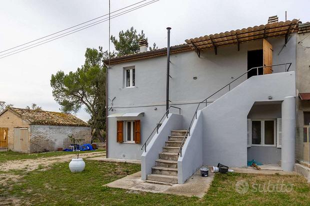 Bifamiliare con ampia corte e terreno agricolo