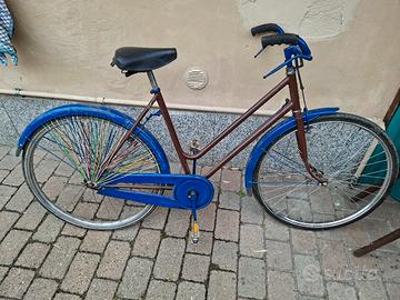 Vecchia bici da donna con freni a bacchetta