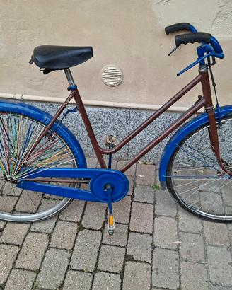 Vecchia bici da donna con freni a bacchetta
