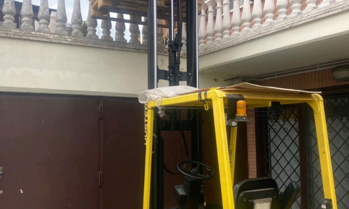 Carrello elevatore muletto