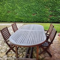 Tavolo allungabile in legno con 12 sedie