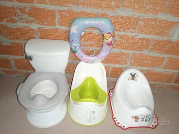 Vari vasetti e riduttori per bisogni bambini