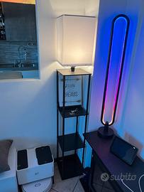 Piantana con mensole, USB-C e supporto smartphone