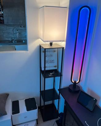 Piantana con mensole, USB-C e supporto smartphone