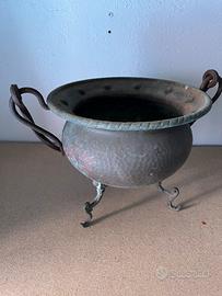 Antico braciere in rame martellato