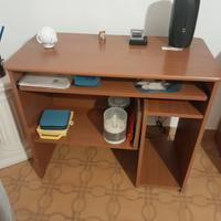 scrivania porta computer