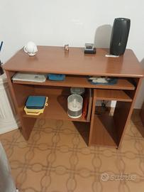 scrivania porta computer